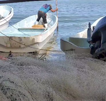 Roban lancha a pescadores y los abandonan en el mar