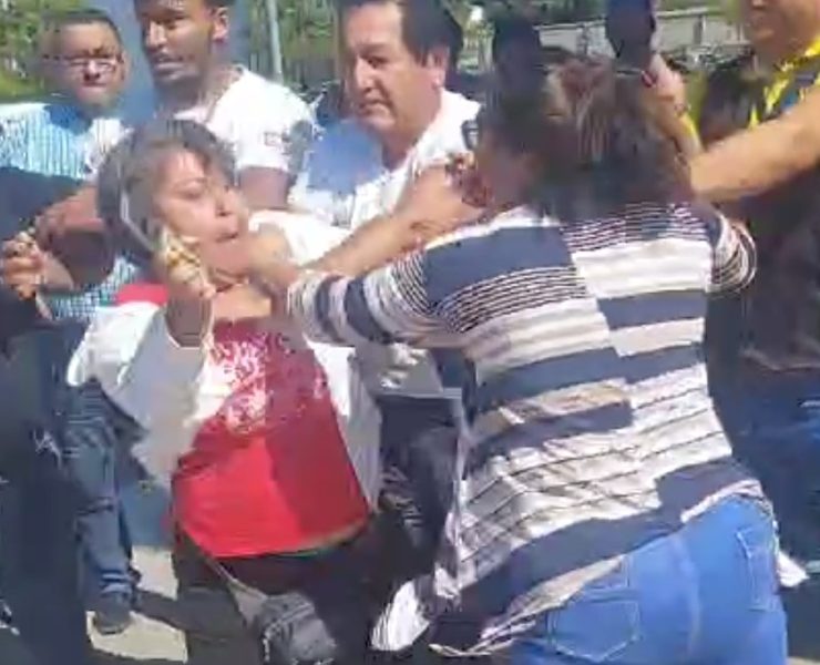 Mujer taxista se agarra a golpes con la conductora de pochimovil