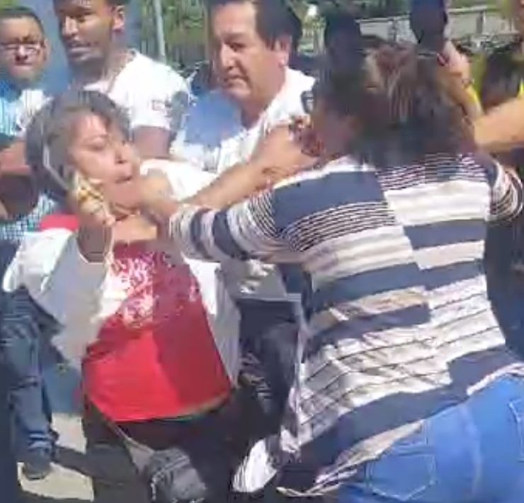 Mujer taxista se agarra a golpes con la conductora de pochimovil
