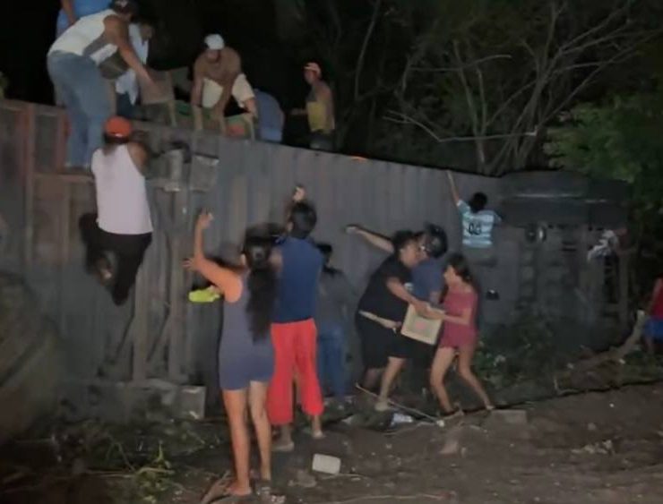 Atastecos rapiñan tráiler de cerveza