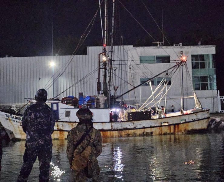 Marina asegura barco camaronero con 50 mil litros de combustible