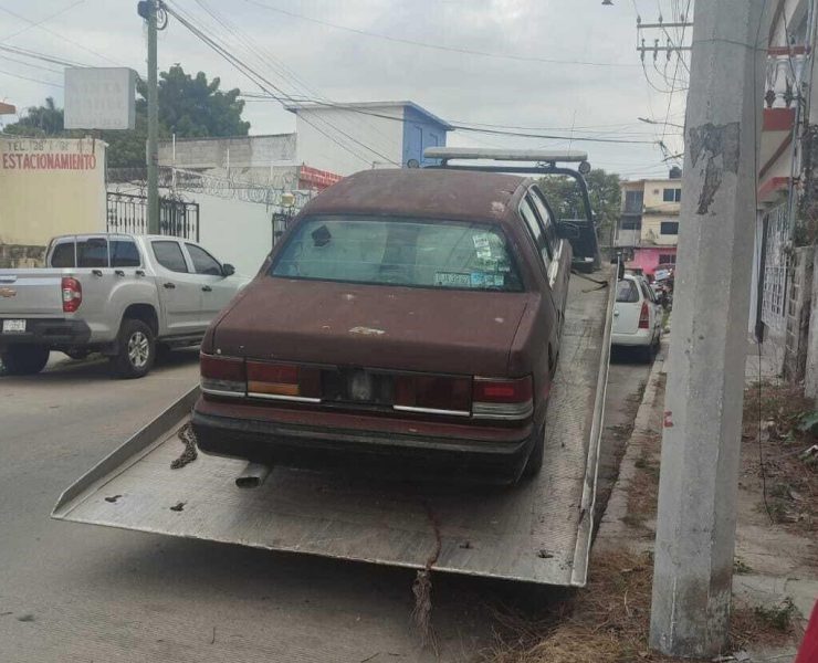 Limpian calles de vehículos chatarras en Ciudad del Carmen