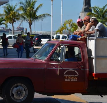 Impago de Pemex afecta a transportistas de carga y descarga