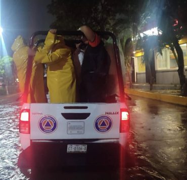 Protección Civil apoyó a ciudadanos que quedaron varados por la lluvia