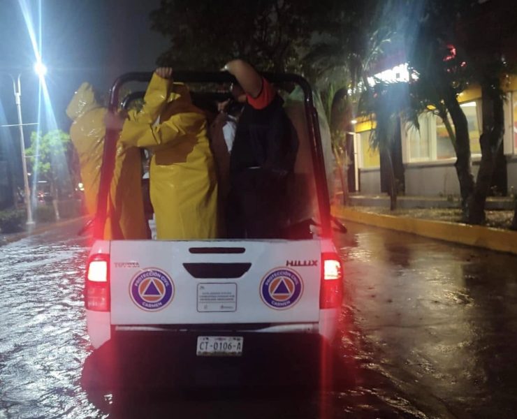 Protección Civil apoyó a ciudadanos que quedaron varados por la lluvia