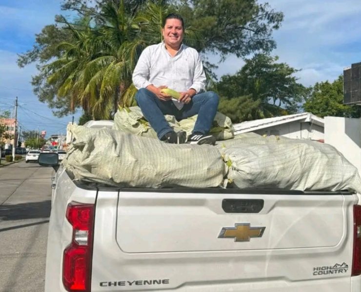 Con elotes inicia proselitismo político Luis César Marín Reyes