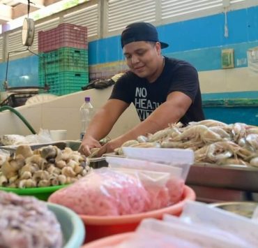 Bajas ventas y mal tiempo afectan a expendedores de pescados y mariscos