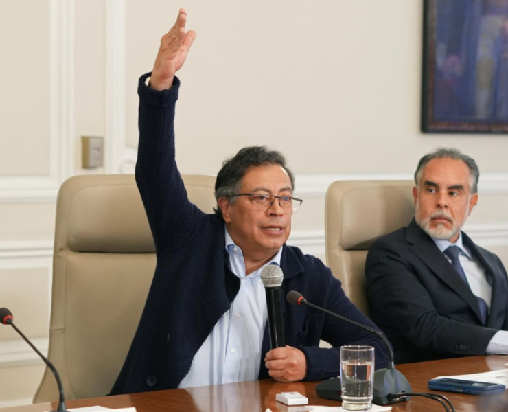 Petro pide renuncia de su gabinete