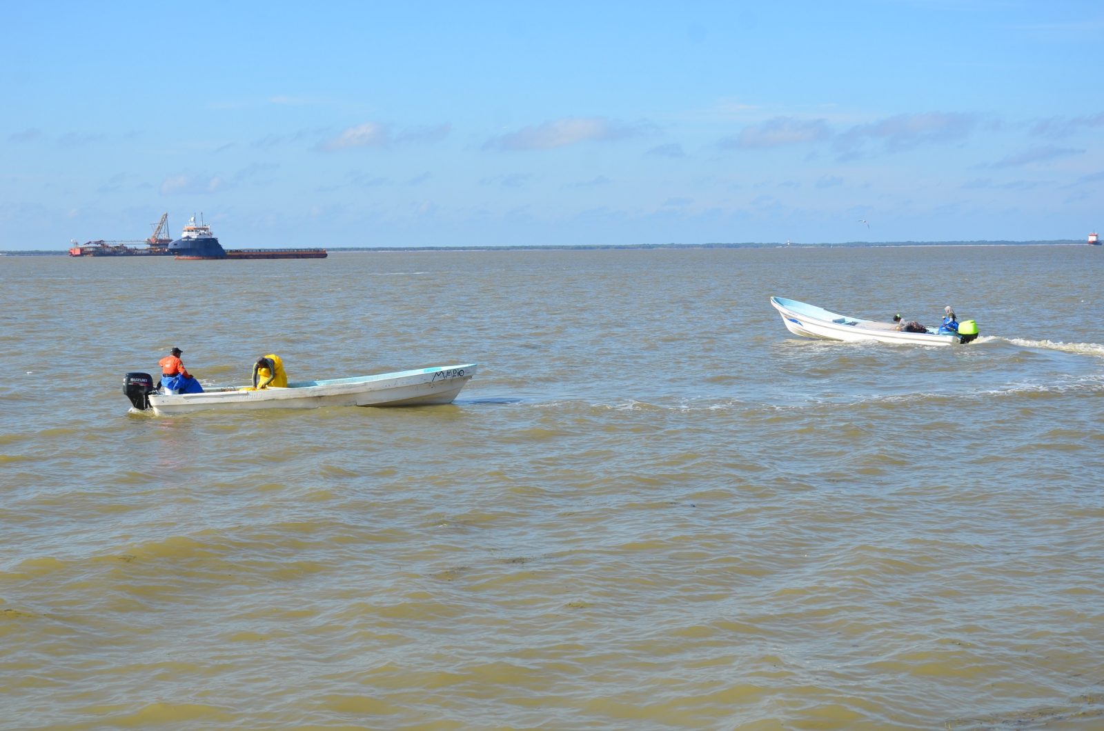 Zona de pesca azolvada y llena de chatarras de plataformas petroleras