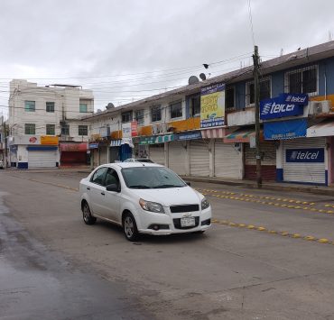 Mujer carterista desvalija sus víctimas en el centro de la ciudad