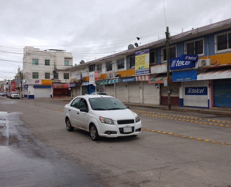 Mujer carterista desvalija sus víctimas en el centro de la ciudad