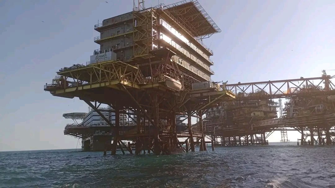 Reportan derrame de crudo en la plataforma Akal C1