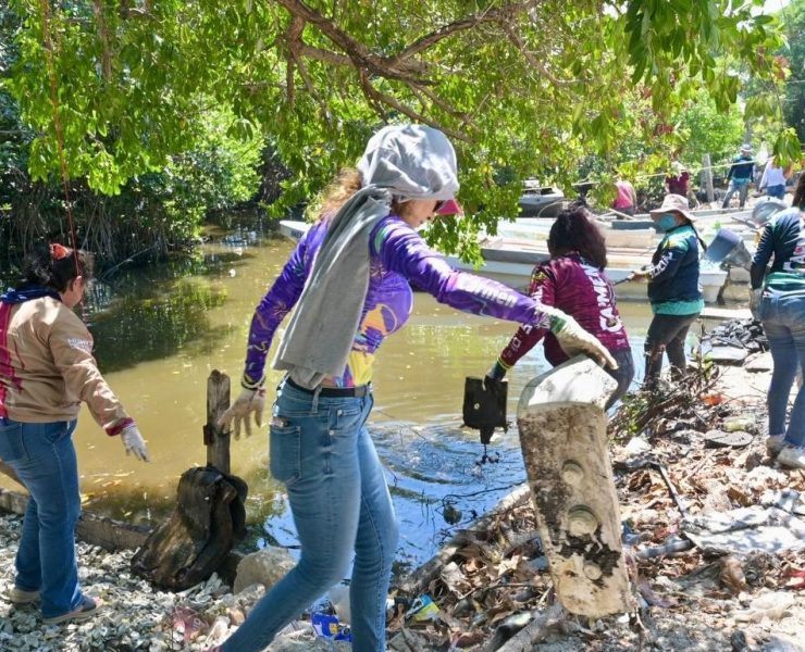 Limpian Arroyo Grande de basura en Ciudad del Carmen