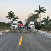 Atastacos liberan carretera que tenían bloqueada
