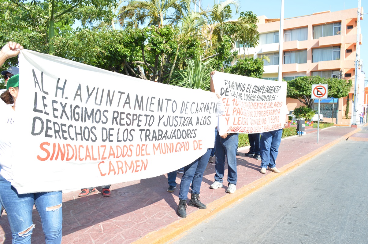 Marchan trabajadores del Ayuntamiento del Carmen
