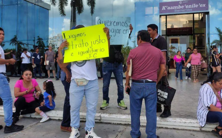 Transportistas se manifiestan en Palacio de Gobierno