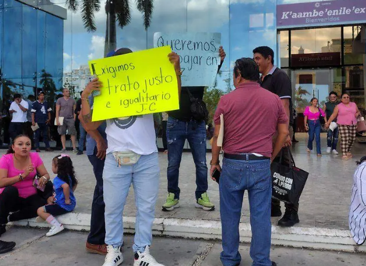 Transportistas se manifiestan en Palacio de Gobierno