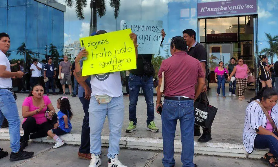 Transportistas se manifiestan en Palacio de Gobierno