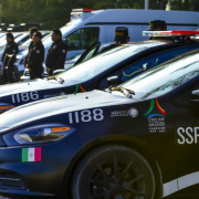 Taxista protagoniza persecución y termina chocando