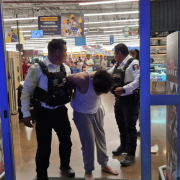 Someten con violencia a presunto ladrón en Walmart