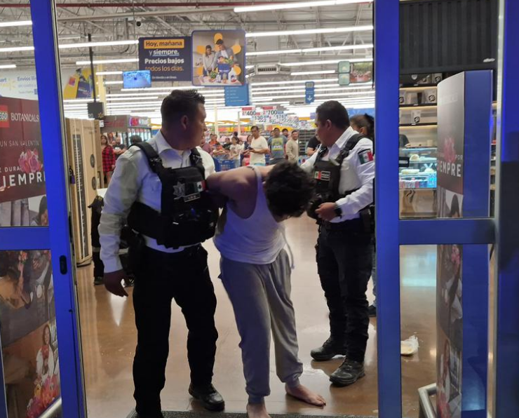 Someten con violencia a presunto ladrón en Walmart
