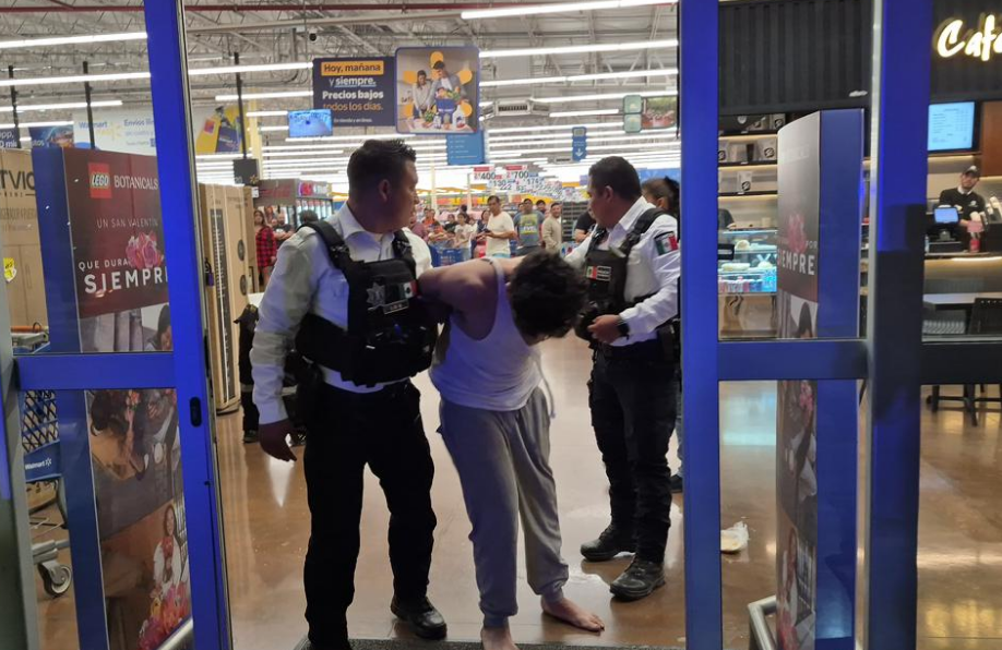 Someten con violencia a presunto ladrón en Walmart