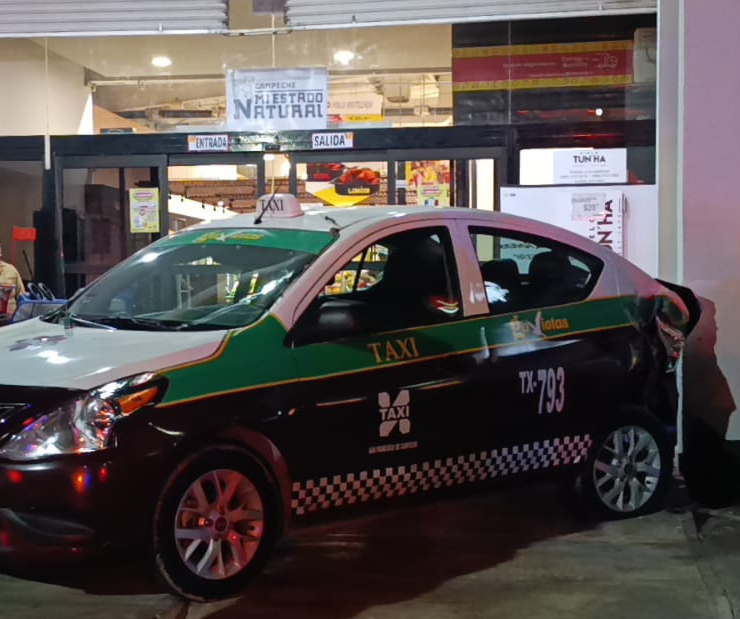 Un pleito termina en choque con una mujer lesionada