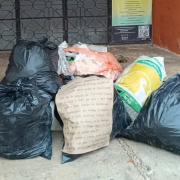 Ciudadanos protestan dejando basura en el Palacio Municipal.