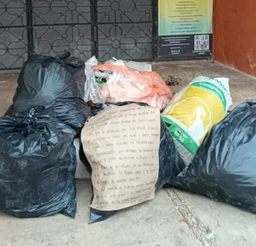 Ciudadanos protestan dejando basura en el Palacio Municipal.