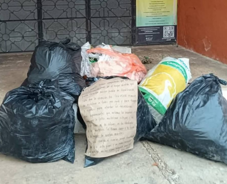 Ciudadanos protestan dejando basura en el Palacio Municipal.