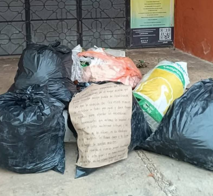 Ciudadanos protestan dejando basura en el Palacio Municipal.