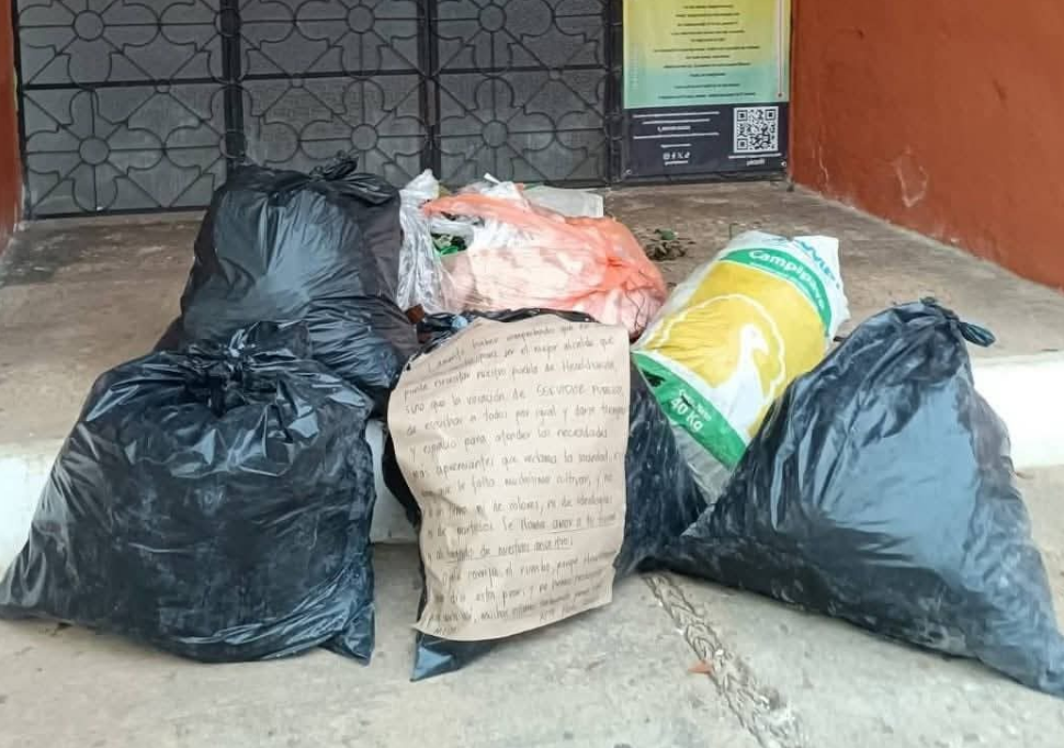 Ciudadanos protestan dejando basura en el Palacio Municipal.
