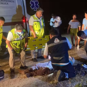 Adulto mayor sufre aparatoso accidente por culpa de un motociclista