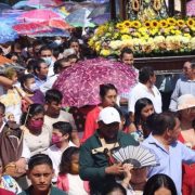 Nunkiní arde en devoción frente a la quema del Caballero y la Dama de Fuego.