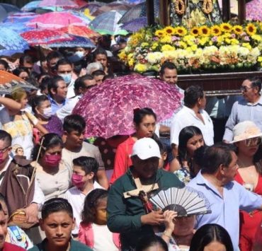 Nunkiní arde en devoción frente a la quema del Caballero y la Dama de Fuego.