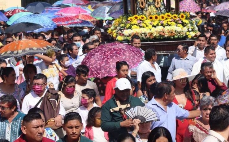 Nunkiní arde en devoción frente a la quema del Caballero y la Dama de Fuego.