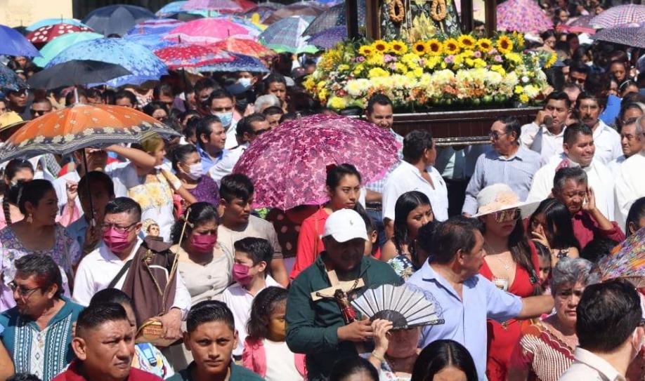 Nunkiní arde en devoción frente a la quema del Caballero y la Dama de Fuego.