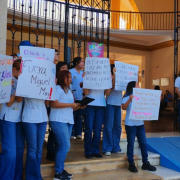 Estudiantes exigen cese del "Director" de una Universidad