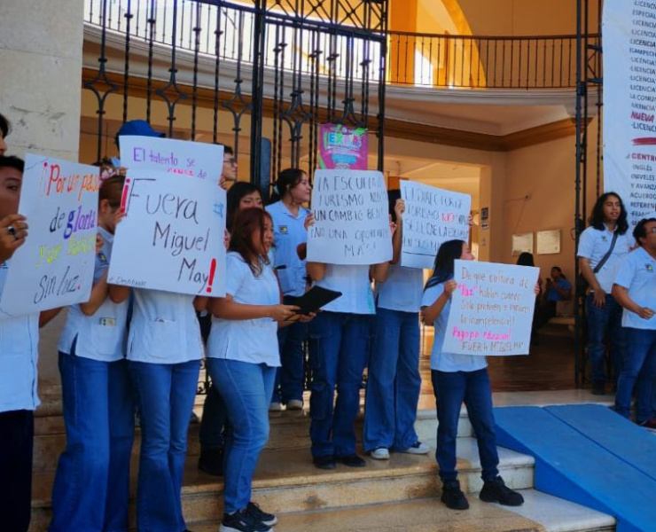 Estudiantes exigen cese del "Director" de una Universidad