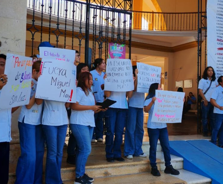 Estudiantes exigen cese del "Director" de una Universidad