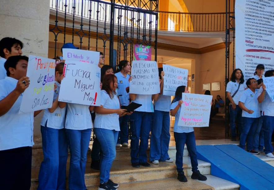 Estudiantes exigen cese del "Director" de una Universidad