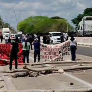 Normalistas de Hecelchakán bloquean carretera Campeche-Mérida
