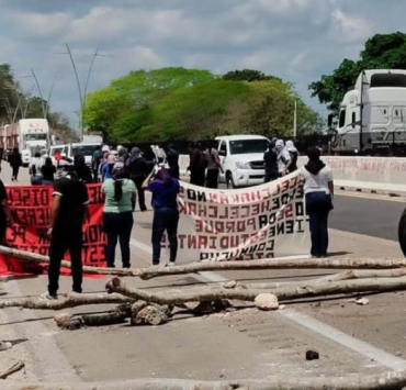 Normalistas de Hecelchakán bloquean carretera Campeche-Mérida