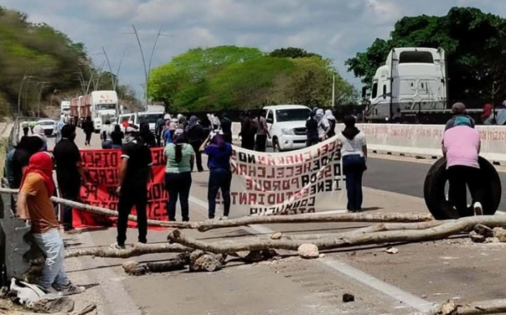 Normalistas de Hecelchakán bloquean carretera Campeche-Mérida