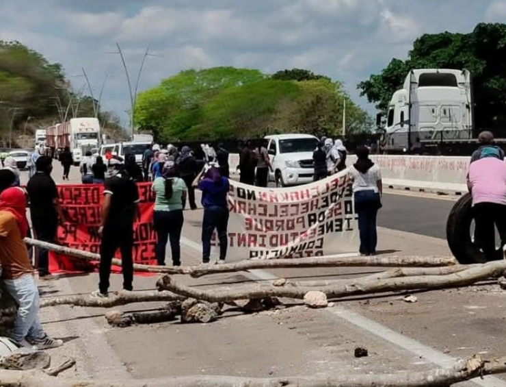 Normalistas de Hecelchakán bloquean carretera Campeche-Mérida