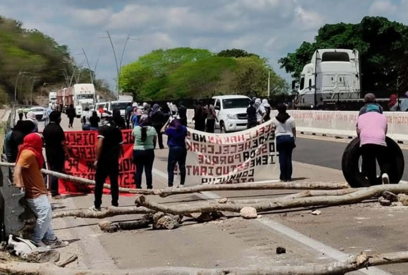 Normalistas de Hecelchakán bloquean carretera Campeche-Mérida