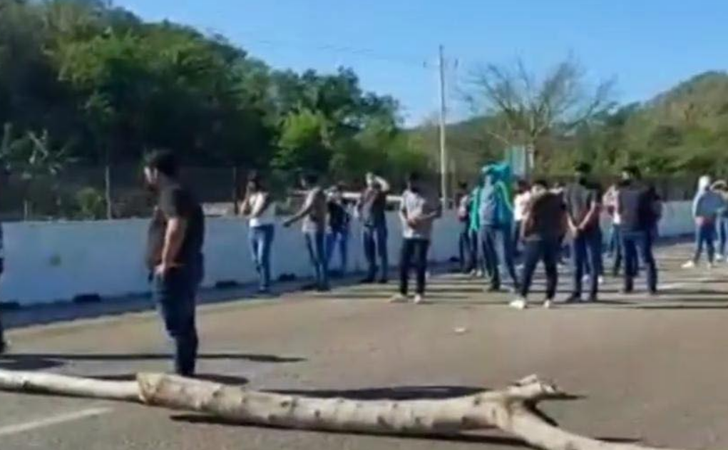 Normalistas de Hecelchakán bloquean carretera Campeche-Mérida: caos vial y tensión