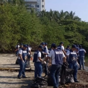 Armada de México encabeza jornada masiva de limpieza en costas de Campeche.
