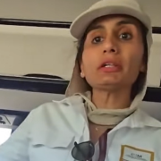 Señalan a agente de Migración por intimidar a reportero