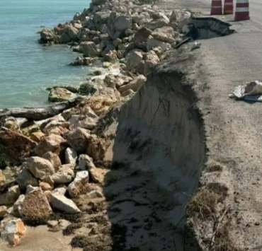 Carretera en riesgo de desaparecer por los deslaves recurrentes